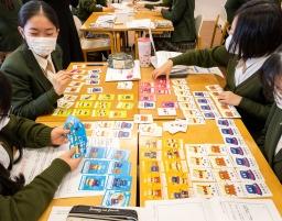 QUICK、女子高生に資産形成を講義～カードゲームで学ぶお金の話